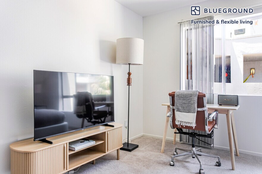 Building Photo - 10985 Bluffside Dr