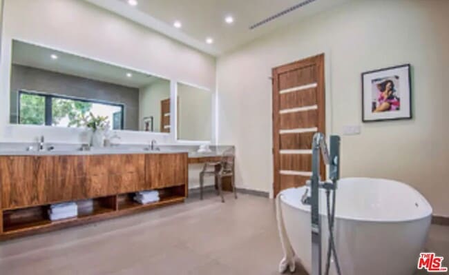 Building Photo - 748 N Detroit St