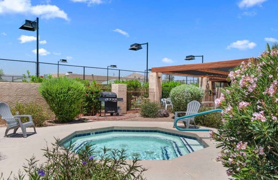 Hot tub - 3031 N Civic Center Plz
