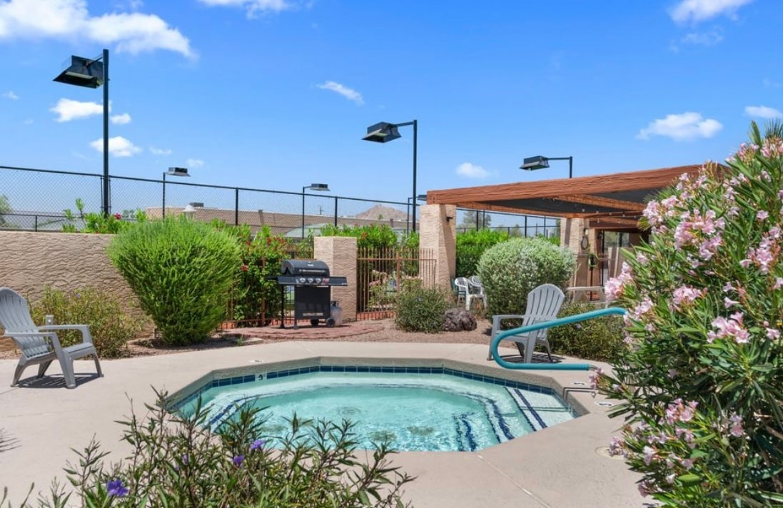 Hot tub - 3031 N Civic Center Plz