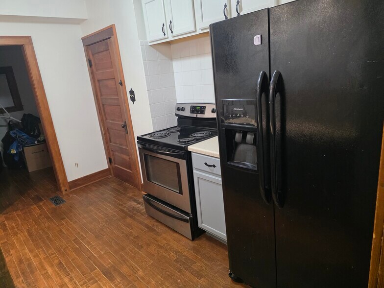 Building Photo - 300 1st St