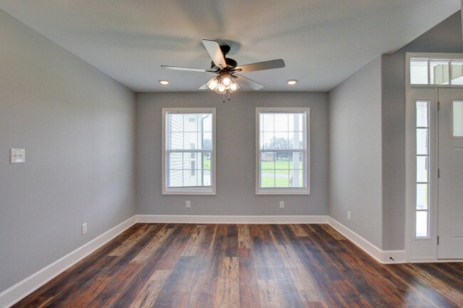 Building Photo - 133 Riverbend Dr