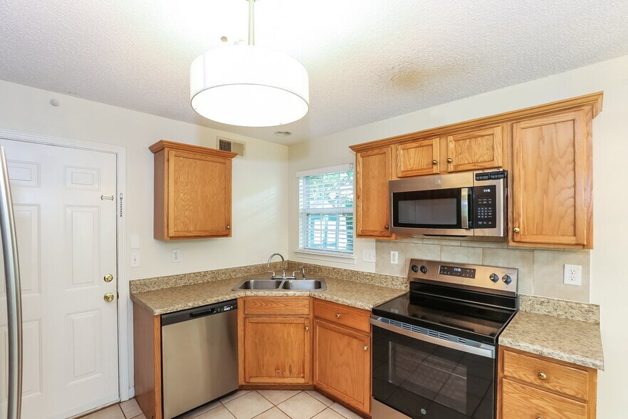Building Photo - 15476 Stone Hollow Dr