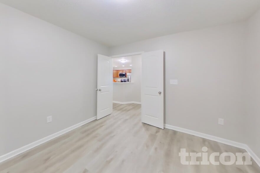 Building Photo - 11491 N Creekside Dr