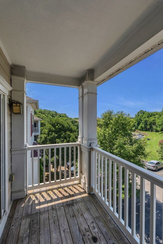Building Photo - Stylish Condo with Balcony Views in South Nashville