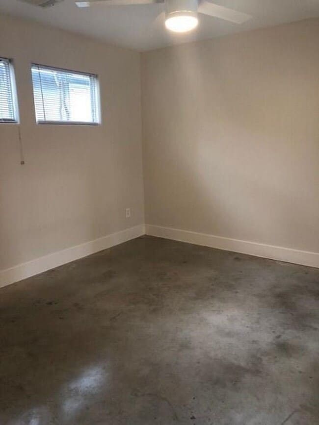 Building Photo - 3 X 2 Townhome Near UT Avail August 2025!