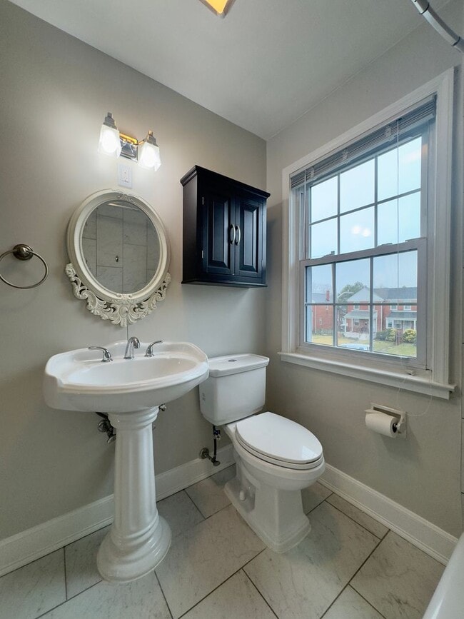 Building Photo - Charming 3-Bedroom Townhome with Modern Amenities in Parkville!