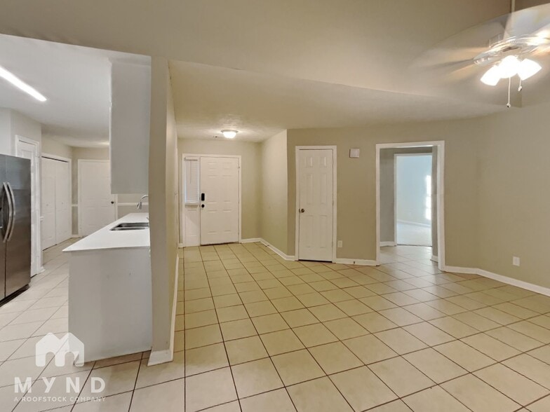 Building Photo - 725 Cowan Rd