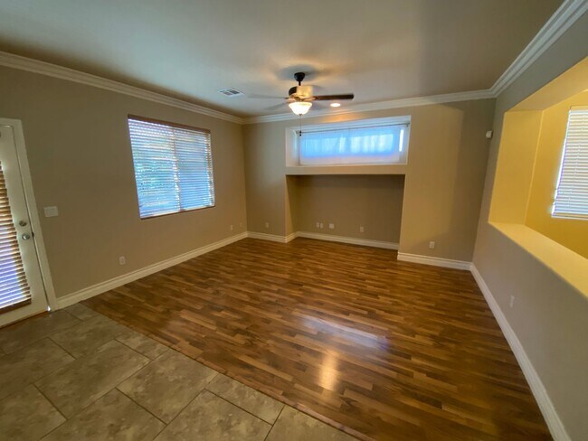 Building Photo - Beautiful 5 bed/3 bath home located in Hen...
