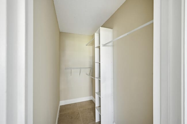 Building Photo - 476 Fanshaw L