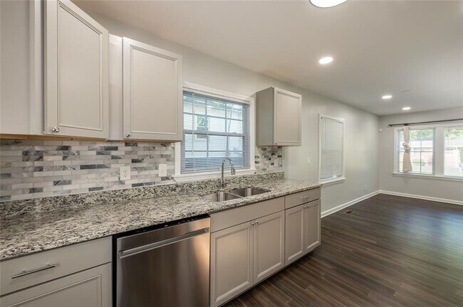 Building Photo - 3079 Cloverhurst Dr