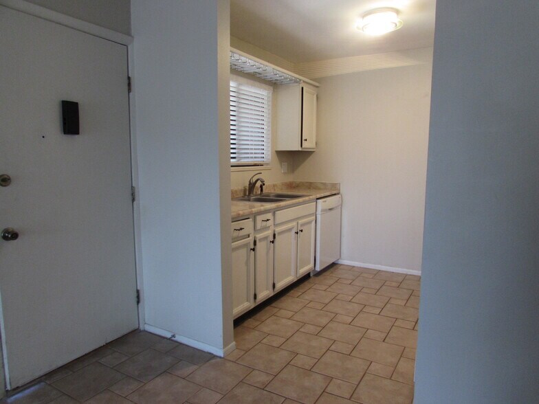 Building Photo - 3231 Lakeside Dr