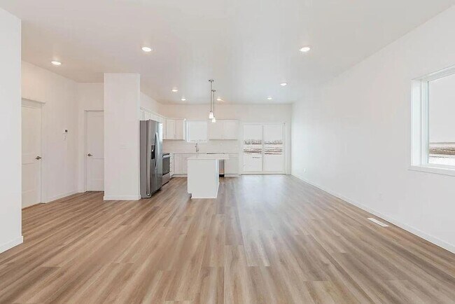 Building Photo - 4 Bedroom 2 Bathroom House