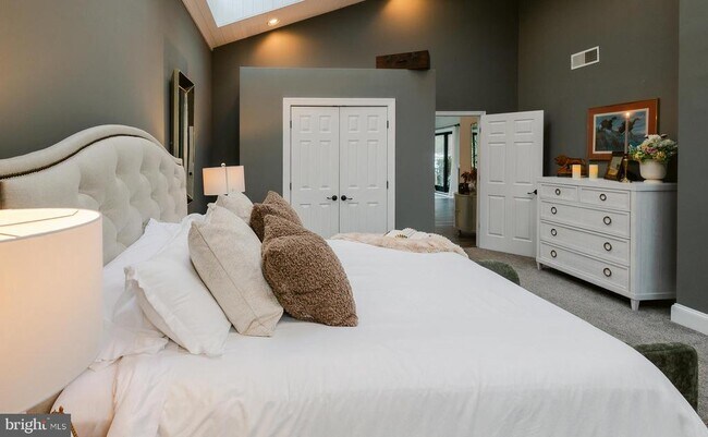 Building Photo - 15841 York Rd