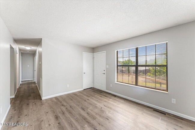 Building Photo - 5917 W Pine Ln