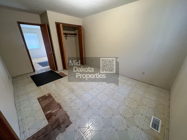 Building Photo - 813 N Sanborn-1 bedroom house with large two car garage