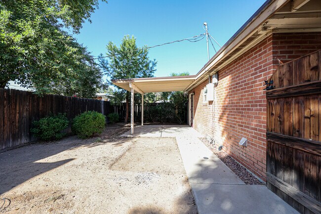 Building Photo - 4608 N 10th Pl