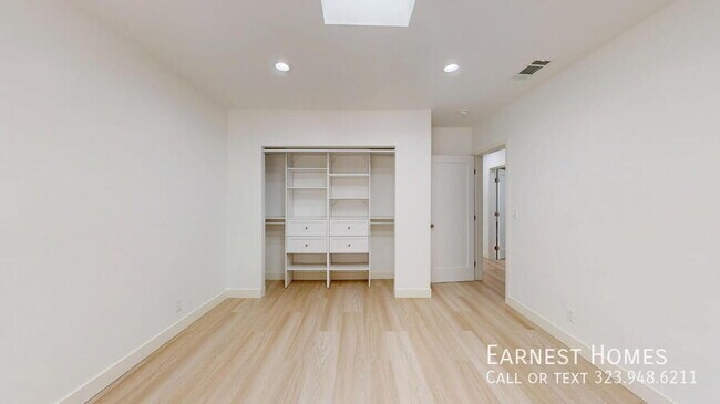 Building Photo - 5844 Vesper Ave