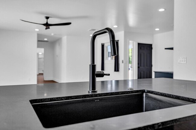Building Photo - 6 Bedroom/4 Bath - Fully Remodeled