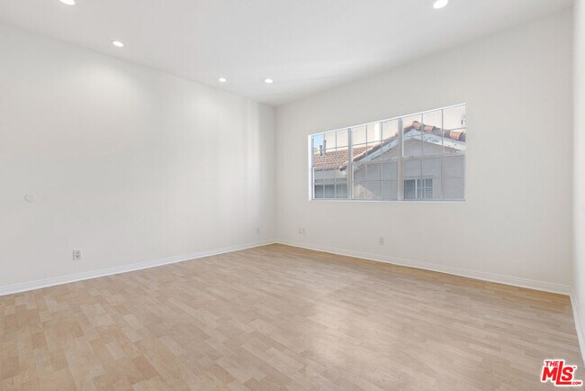 Building Photo - 2025 S Beverly Glen Blvd