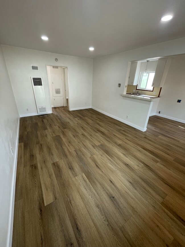 Building Photo - 12514 Broadway Ave