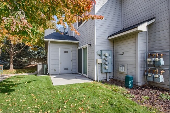Building Photo - Beautiful condo in a great Boise location with a community pool and playground