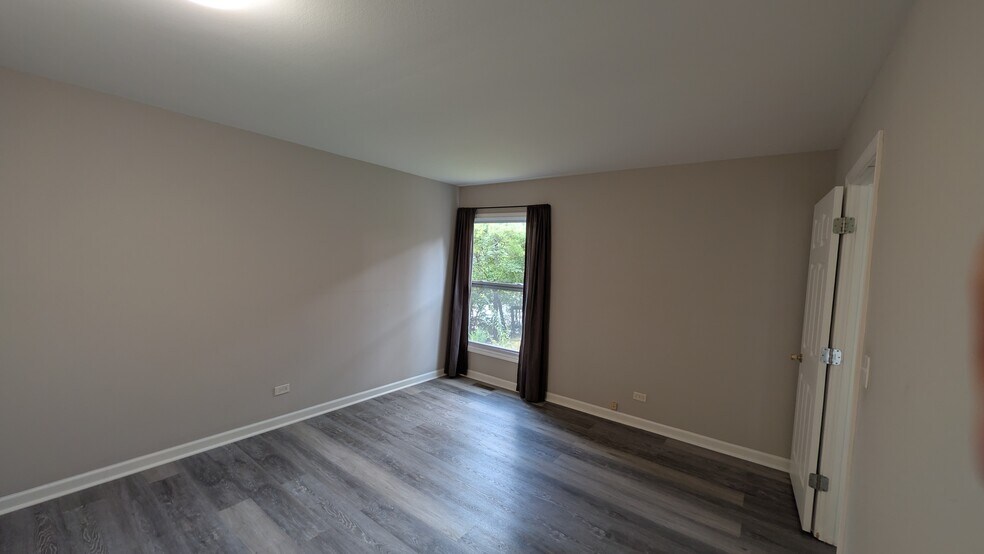 Building Photo - 5534 E Lake Dr