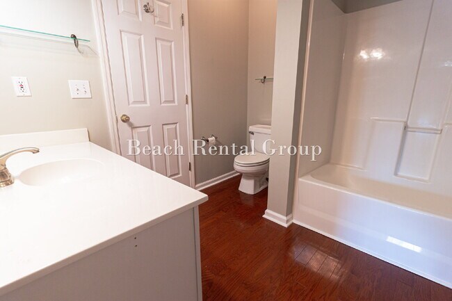Building Photo - Open and Inviting End Unit