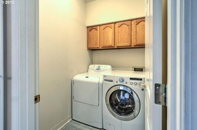 Building Photo - Felida Gem... 4 bedroom, 2.5 bath availabl...