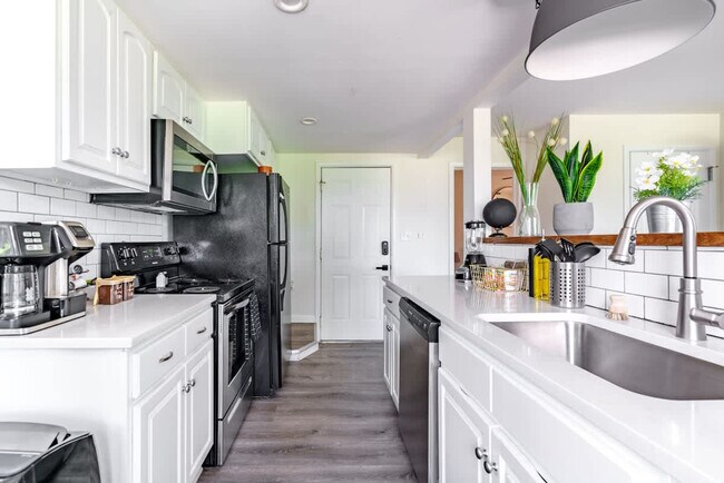 Building Photo - 605 Dennison Ave