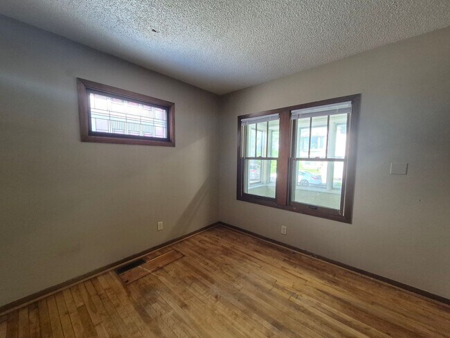 Building Photo - Single Family Home located south of Como Park! Apply TODAY!