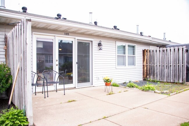 Building Photo - Very Well Maintained Apartment - One Floor...