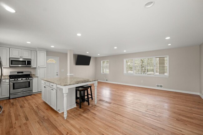 Building Photo - 3 Bedroom Lake Home In Gainesville!