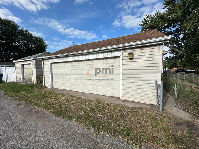 Building Photo - 2123 Davis Ave