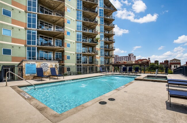 Building Photo - Modern Condo in The Cedars, Dallas with Private Patio | Available for Lease!