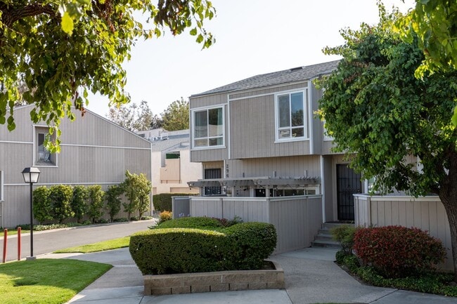 Building Photo - 3 bed 2 bath Townhouse located in South Coast Metro