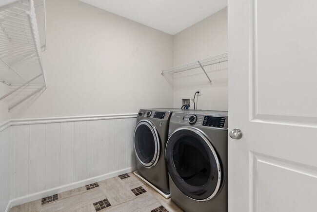 Building Photo - Available now. Beautiful 5 BR/2.5 BA Home in Swygerts Landing!
