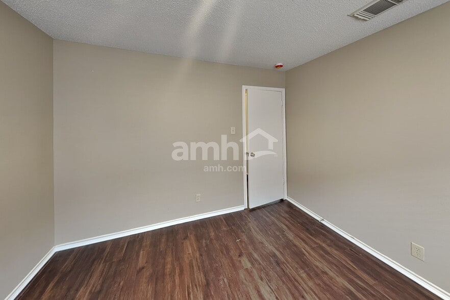 Building Photo - 7106 Raintree Forest