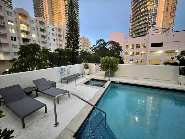 Building Photo - 444 N E St