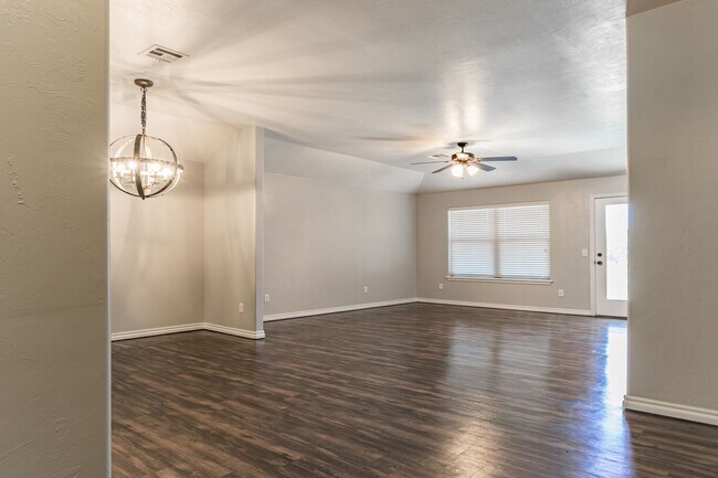 Building Photo - Lakeside Retreat - Newly Remodeled 3-Bedro...
