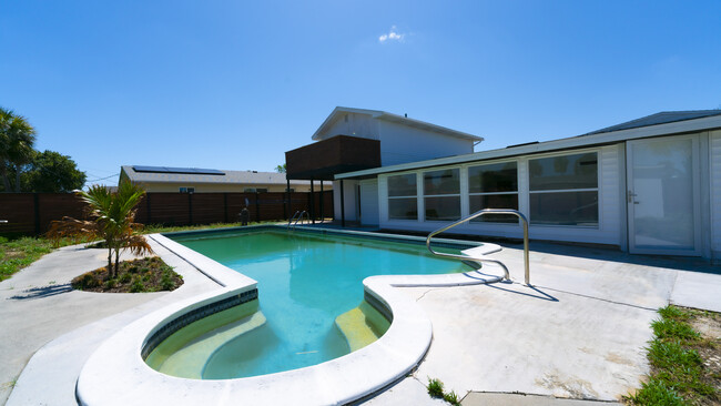Building Photo - 321 Cornell Dr