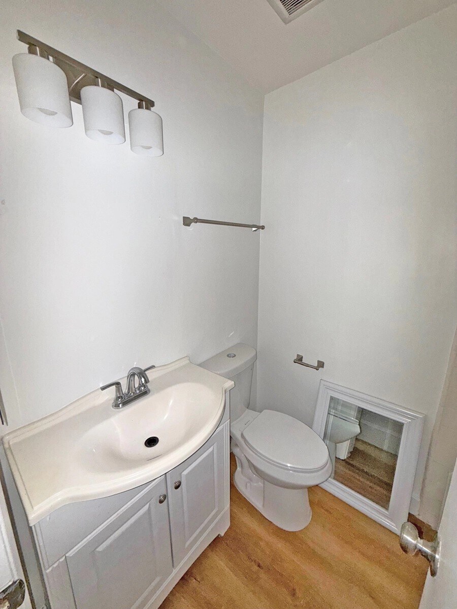 Building Photo - 10776 Rose Ave