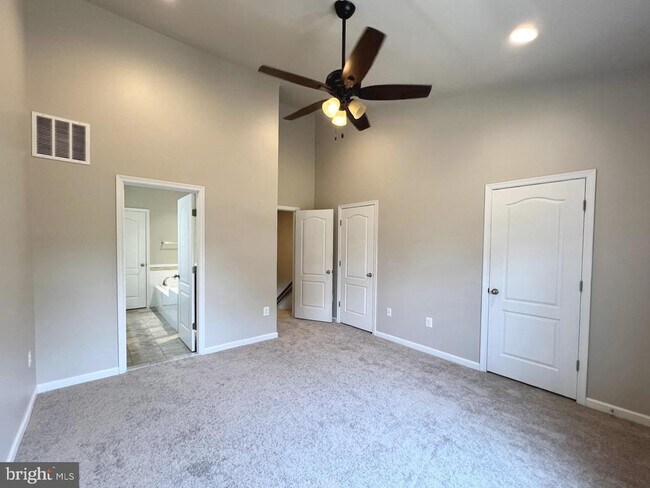 Building Photo - 8141 Hollow Ct