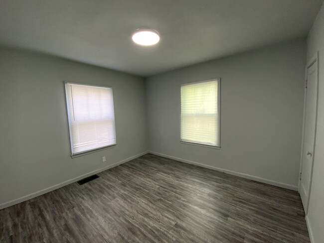 Building Photo - 305 N Bowman Ave