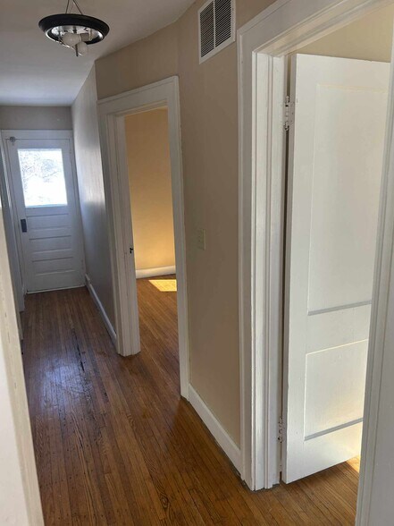 Building Photo - 237 Wood St