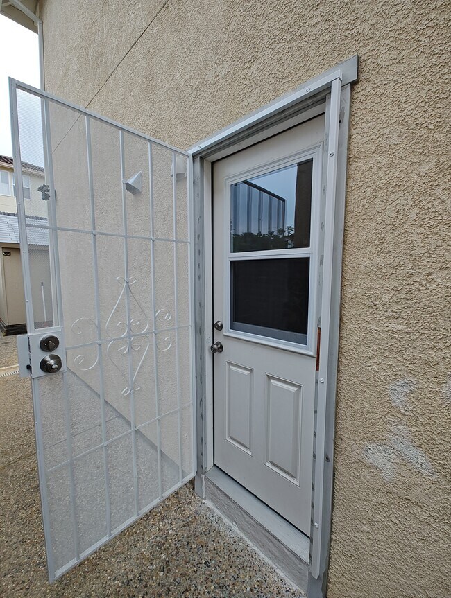 Building Photo - 655 Freesia Dr