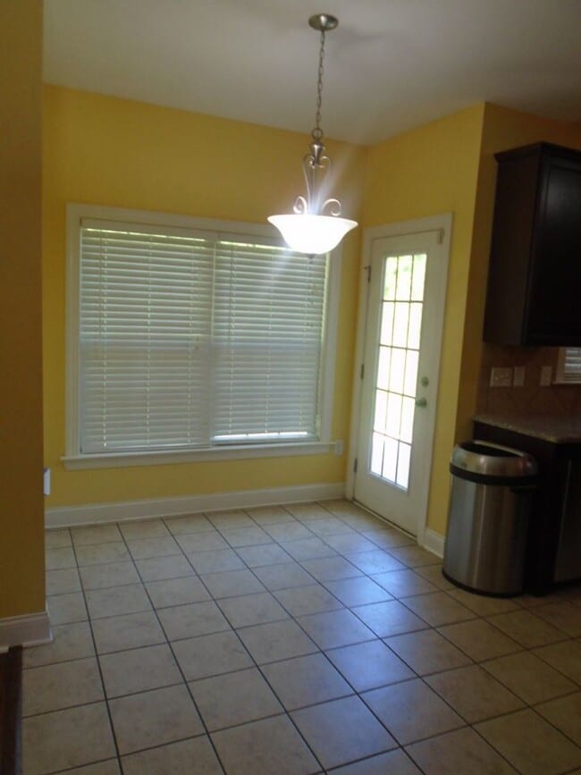 Building Photo - Stunning 5-Bedroom, 3.5-Bath Home with Bon...
