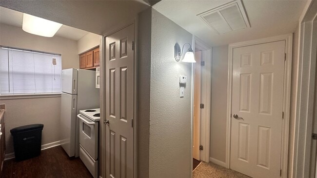 Building Photo - 2825 Bellefontaine