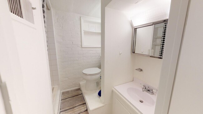 Building Photo - Charming Apartment Near Wash Park