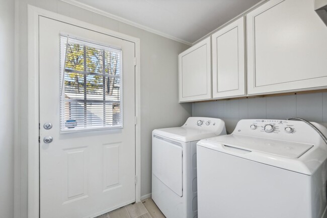 Building Photo - Just remodeled 2 bed 1 bath